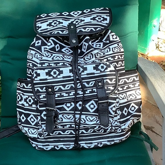 Hike,Beach,Books Black and White w Blk Trim. - Picture 12 of 12